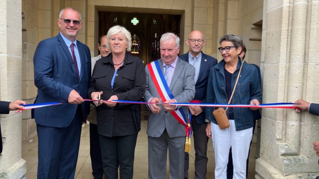 Les élus at inauguré la fin des travaux de l'église de ancienie. De Gauche à Droite: Denis Pype, Conseiller Régional et Département, Nadège Lefebvre, Présidentte du Département, William Bous, Maire de Ancienne, Olivier Paccaud, Sénateur de l'Oise, et martine Borgoo, Conseillère Départemental.
