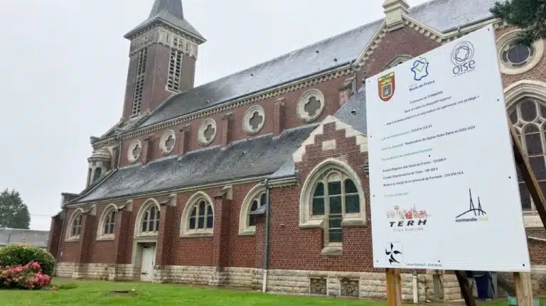 L39eglis de restauration de l39ancienne la facade et l39abside comme