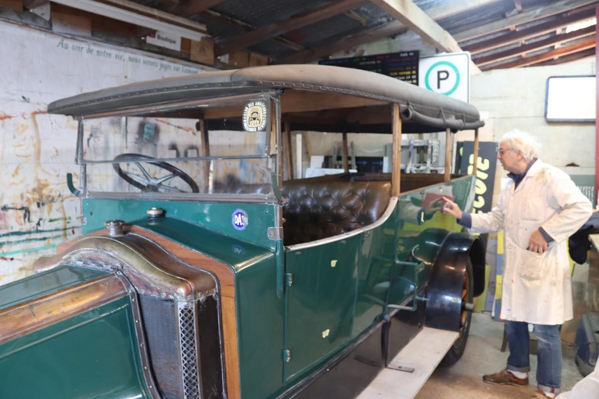 Un omnibus de 1913 sur lequel l'artisan va peindre.